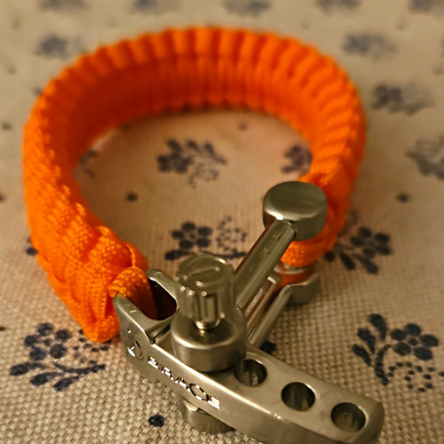 Brace paracord armband - brace,